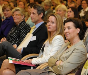 Am 6. Mai 2013 lud Frauenministerin Gabriele Heinisch-Hosek (r.) zum ?Women Talk Business Symposium 2013 ? Erfolgsfaktor Frau: Quote & Co im Wirksamkeits-Test?.