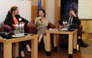 Im Bild Frauenministerin Gabriele Heinisch-Hosek (m.) beim Abschlussstatement. Mit Michaela Huber (l.), Senior Vice President Corporate Communications & Sustainability OMV AG und Harald Katzmair, Geschäftsführer fas-research (r.)