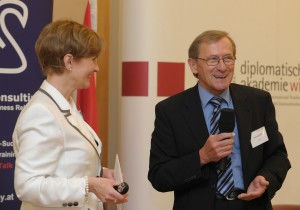 Am 6. Mai 2013 lud Frauenministerin Gabriele Heinisch-Hosek zum ?Women Talk Business Symposium 2013". Im Bild Leopold Miedl, Konzern-Betriebsratvorsitzender der RHI AG bei seinem Impulsreferat zum Thema ?Für Frauenförderung notwendiger Wandel in der Unternehmenskultur? mit der Moderatorin Sabine M. Fischer (r.).